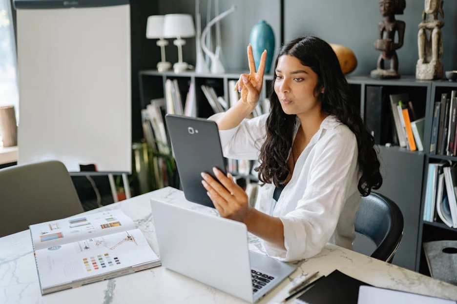 Spazio di lavoro creativo con schizzi di branding e moodboard